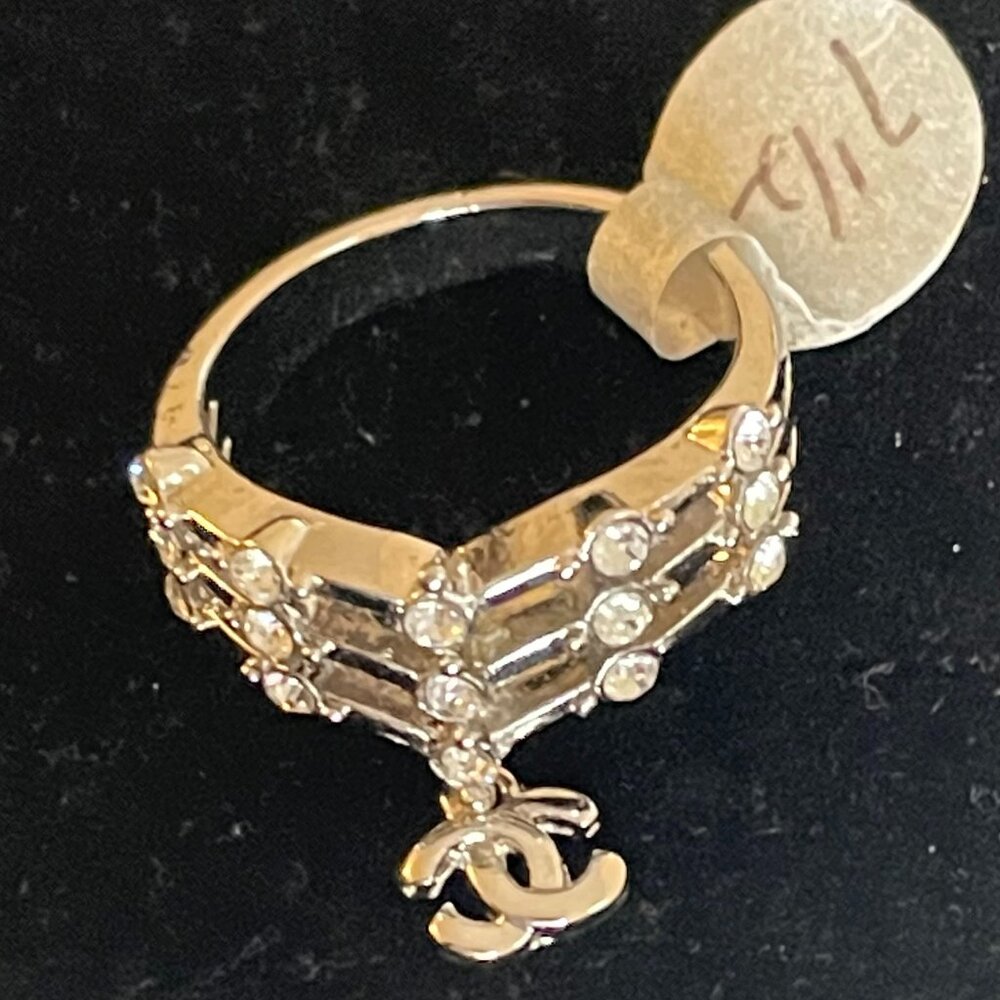 Beautiful Design ring w/hanging charm.  7.5 CZ stones